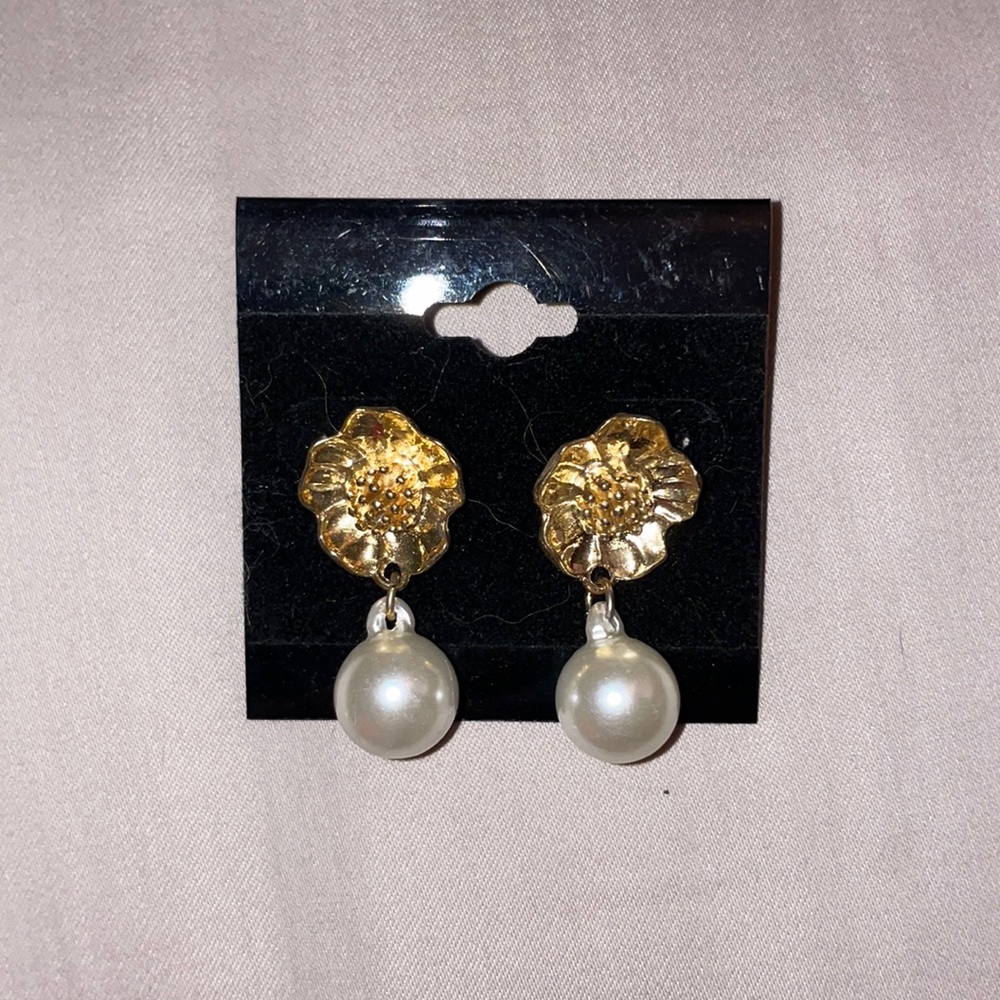 Gold flower earrings with fake pearl hanging beads